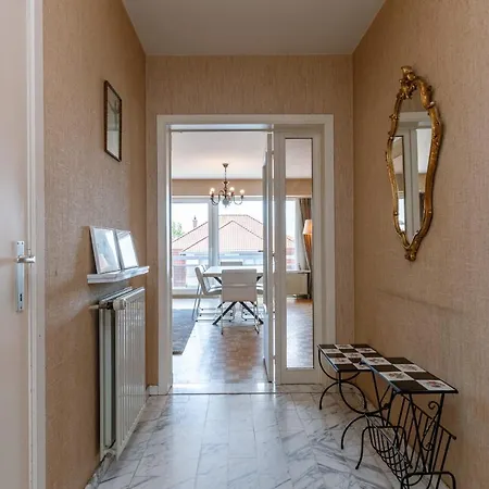 Cosy And Classic On Top Location In Apartment
